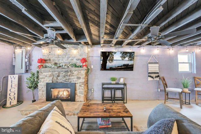 151 S LAKE DR, Lake Harmony, PA 18624