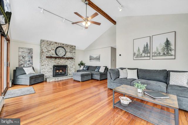 151 S LAKE DR, Lake Harmony, PA 18624