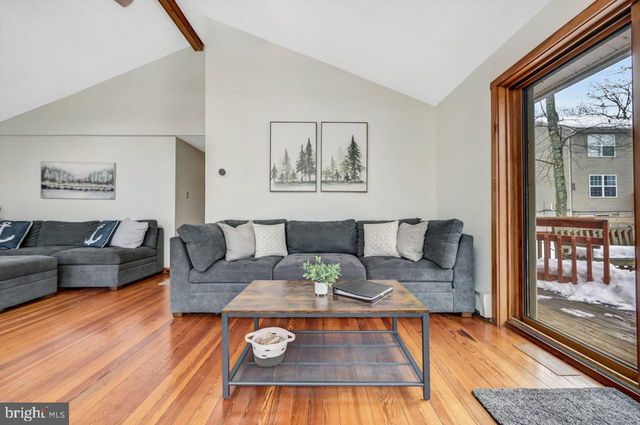 151 S LAKE DR, Lake Harmony, PA 18624