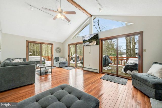 151 S LAKE DR, Lake Harmony, PA 18624