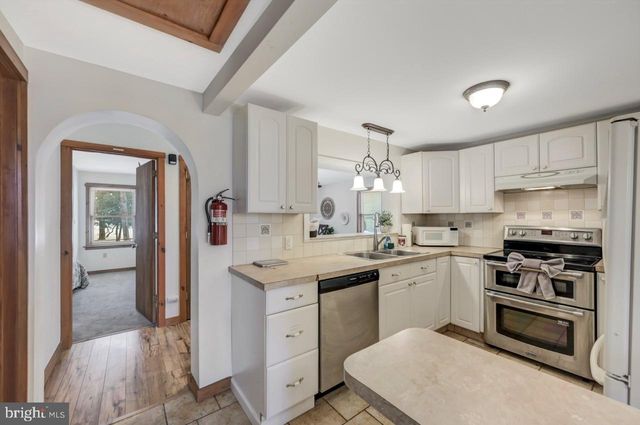 151 S LAKE DR, Lake Harmony, PA 18624