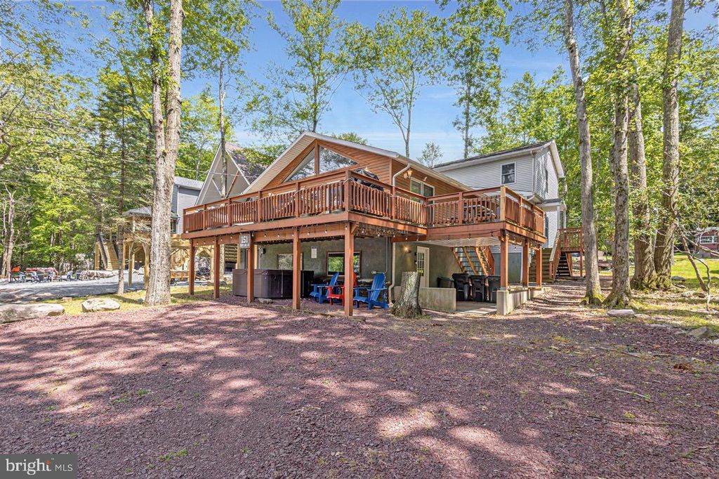 151 S LAKE DR, Lake Harmony, PA 18624