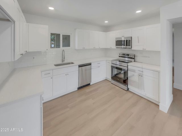 6633 W COLTER Street, Glendale, AZ 85301