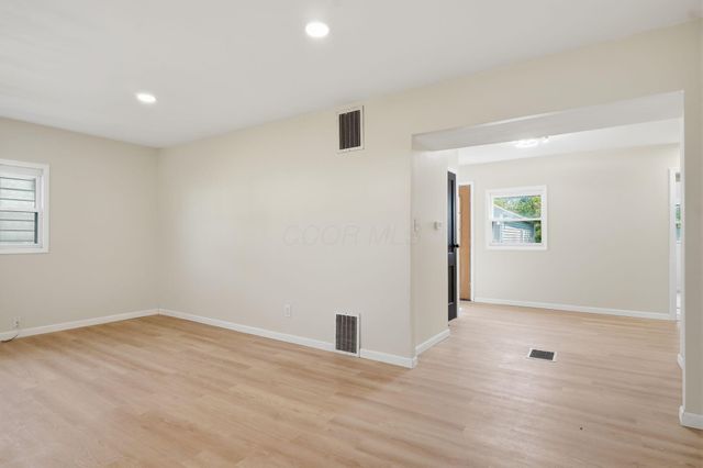 1074 S James Road, Columbus, OH 43227