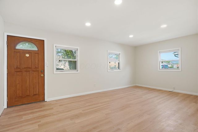 1074 S James Road, Columbus, OH 43227