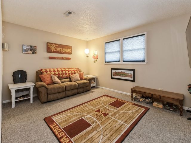 836 E 17th Street N, Newton, IA 50208