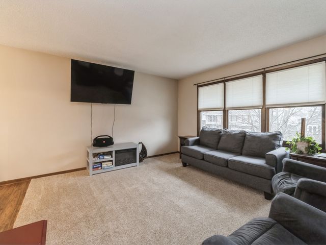 836 E 17th Street N, Newton, IA 50208