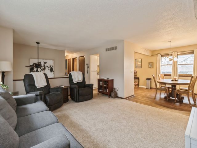 836 E 17th Street N, Newton, IA 50208