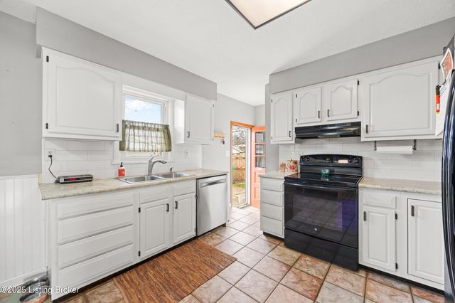 2421 McGee Dr, Louisville, KY 40216