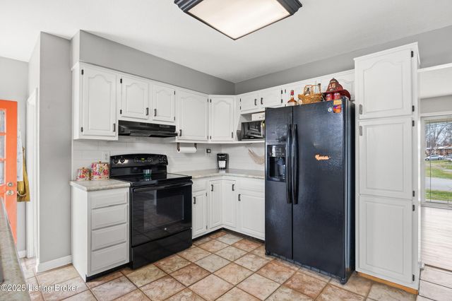 2421 McGee Dr, Louisville, KY 40216