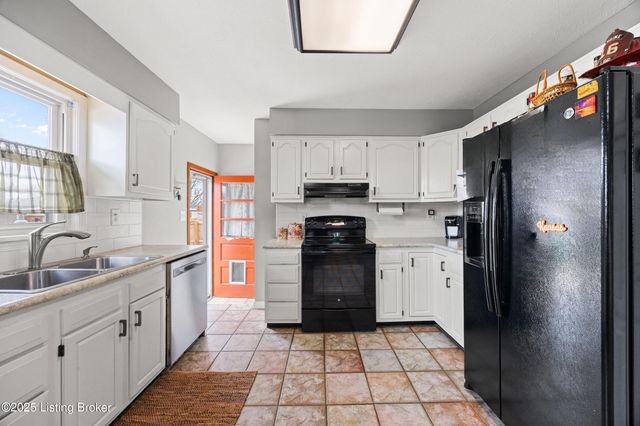 2421 McGee Dr, Louisville, KY 40216