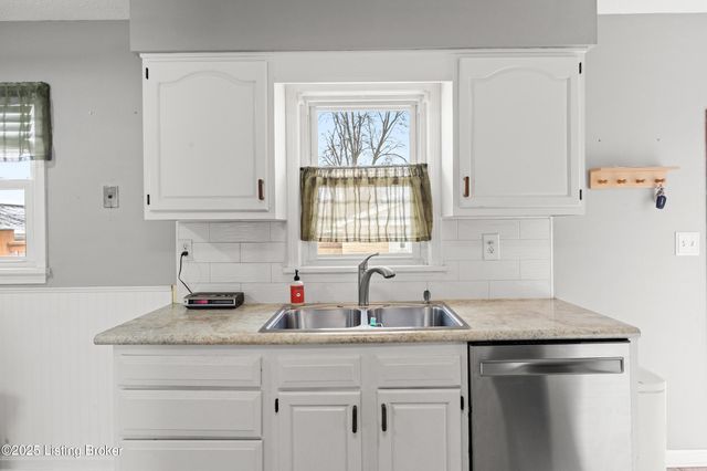 2421 McGee Dr, Louisville, KY 40216