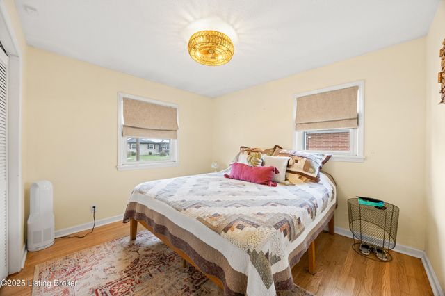 2421 McGee Dr, Louisville, KY 40216