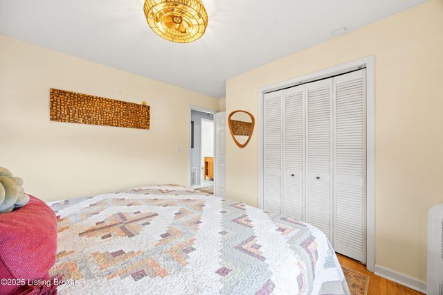 2421 McGee Dr, Louisville, KY 40216