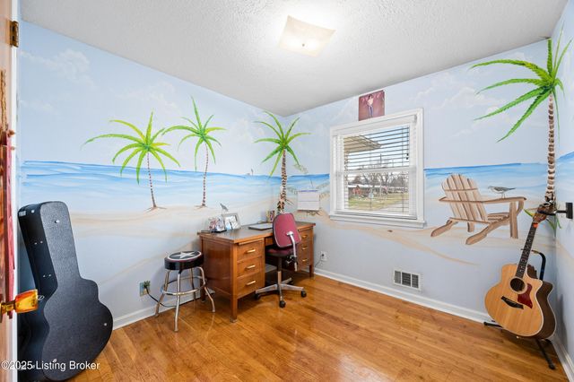 2421 McGee Dr, Louisville, KY 40216