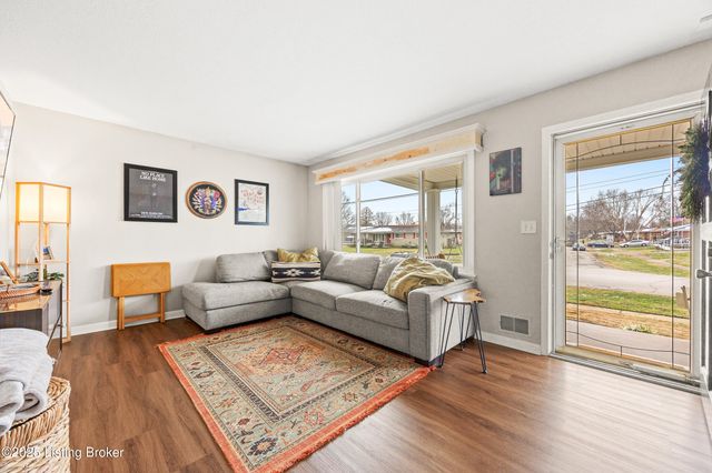 2421 McGee Dr, Louisville, KY 40216