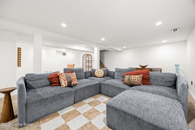 2421 McGee Dr, Louisville, KY 40216