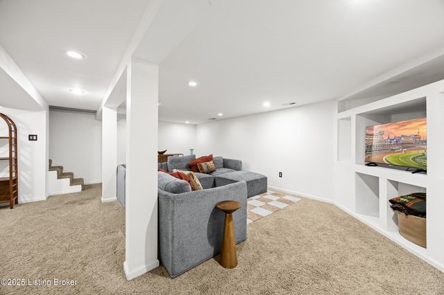 2421 McGee Dr, Louisville, KY 40216