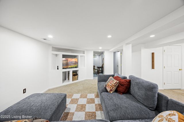 2421 McGee Dr, Louisville, KY 40216