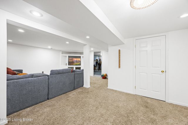 2421 McGee Dr, Louisville, KY 40216