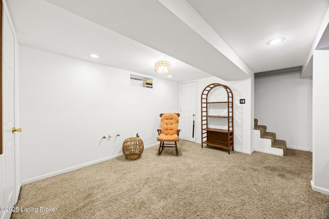 2421 McGee Dr, Louisville, KY 40216