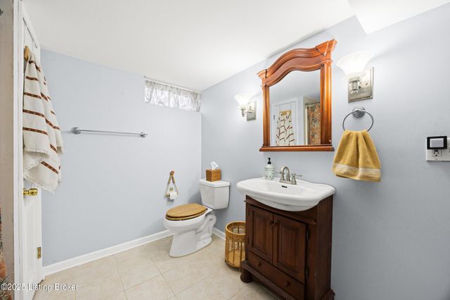 2421 McGee Dr, Louisville, KY 40216