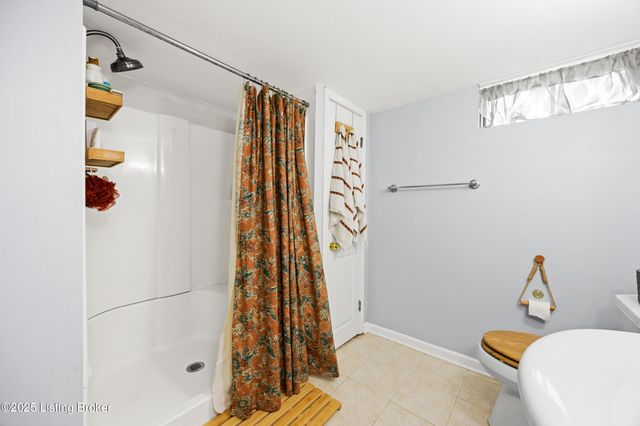 2421 McGee Dr, Louisville, KY 40216