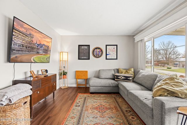 2421 McGee Dr, Louisville, KY 40216