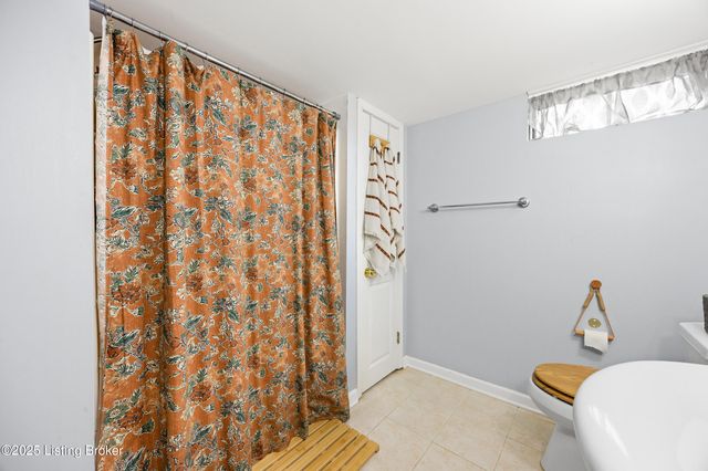 2421 McGee Dr, Louisville, KY 40216