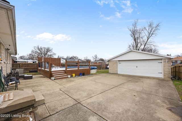 2421 McGee Dr, Louisville, KY 40216