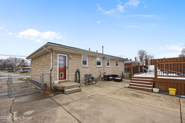 2421 McGee Dr, Louisville, KY 40216