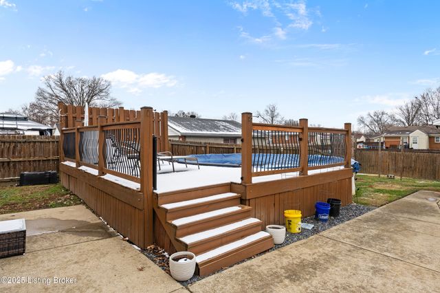 2421 McGee Dr, Louisville, KY 40216