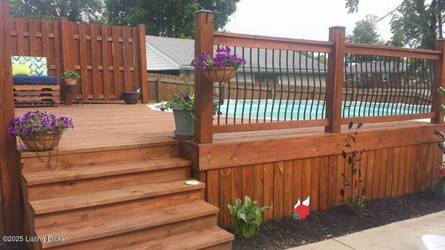 2421 McGee Dr, Louisville, KY 40216