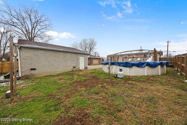 2421 McGee Dr, Louisville, KY 40216