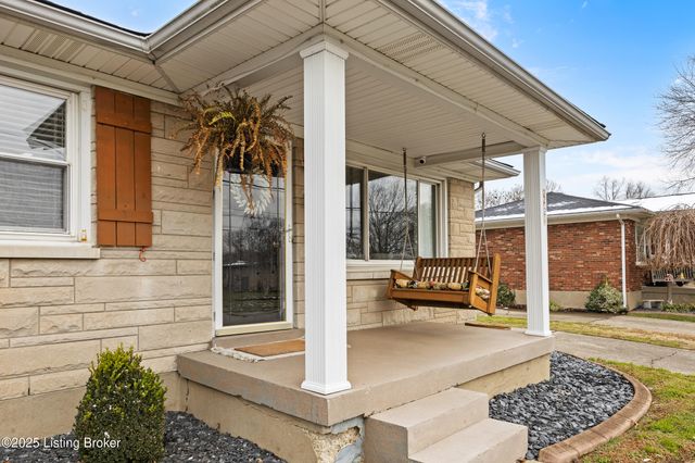 2421 McGee Dr, Louisville, KY 40216