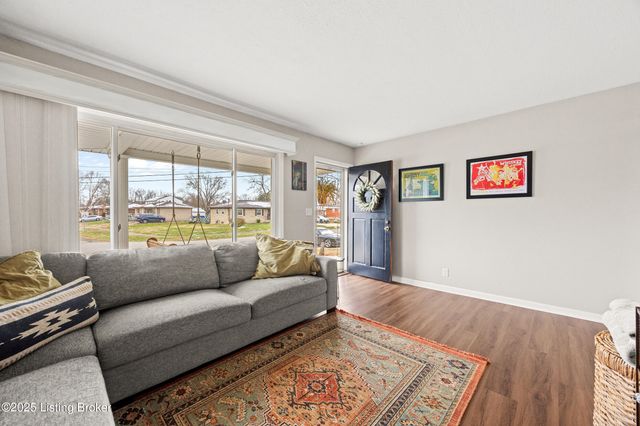 2421 McGee Dr, Louisville, KY 40216