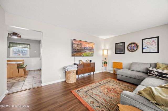 2421 McGee Dr, Louisville, KY 40216