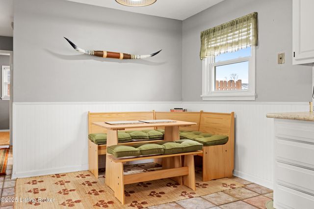 2421 McGee Dr, Louisville, KY 40216