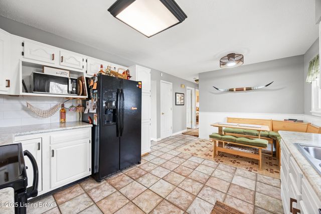 2421 McGee Dr, Louisville, KY 40216