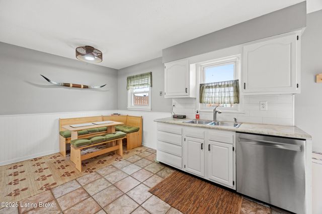 2421 McGee Dr, Louisville, KY 40216