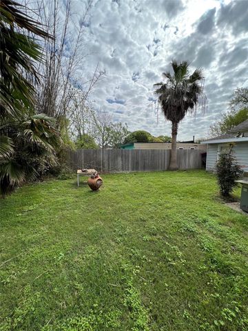 122 Albacore Avenue, Galveston, TX 77550