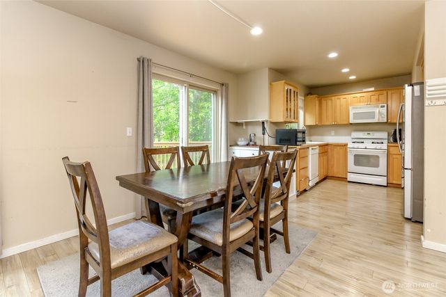 9506 10th Avenue E, Tacoma, WA 98445