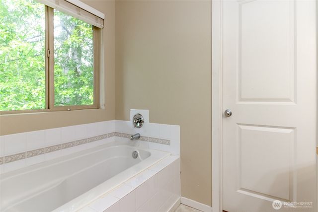 9506 10th Avenue E, Tacoma, WA 98445