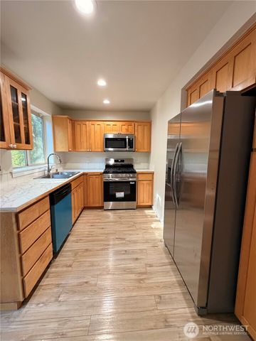 9506 10th Avenue E, Tacoma, WA 98445