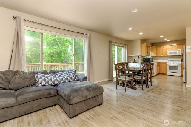 9506 10th Avenue E, Tacoma, WA 98445