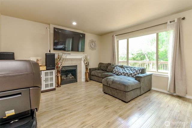 9506 10th Avenue E, Tacoma, WA 98445