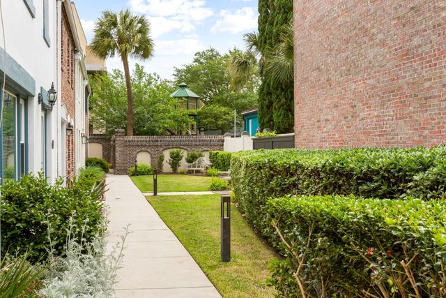 20 Charlestowne Court, Charleston, SC 29401