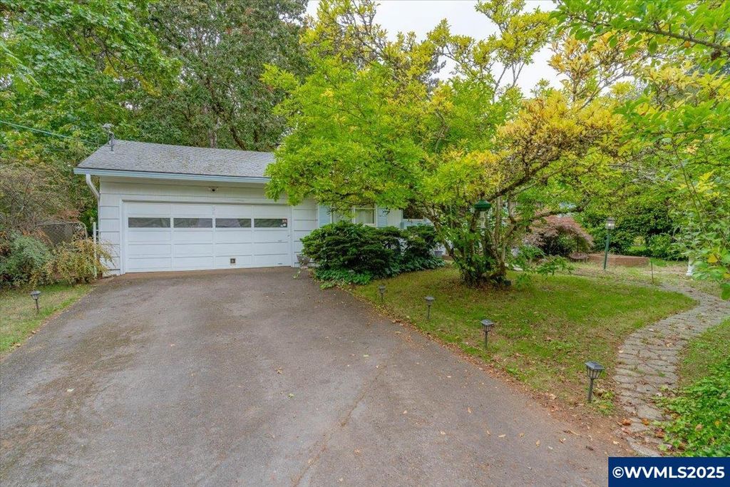 Image 1 of property listing at 3895 Stanley Ln S, Salem, OR 97302