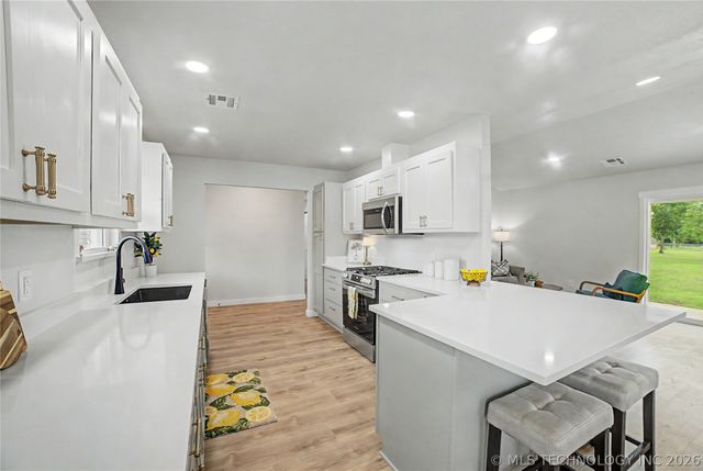 17074 E 107th Street N, Owasso, OK 74055