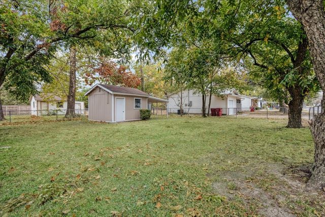 100 E Cunningham Street, Bonham, TX 75418